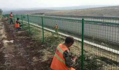 高速路旁焊接网隔离栅正在安装